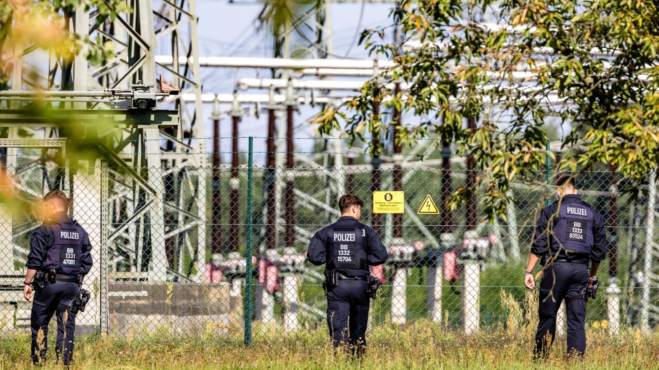 Einsatzkräfte einer Polizeihundertschaft durchsuch