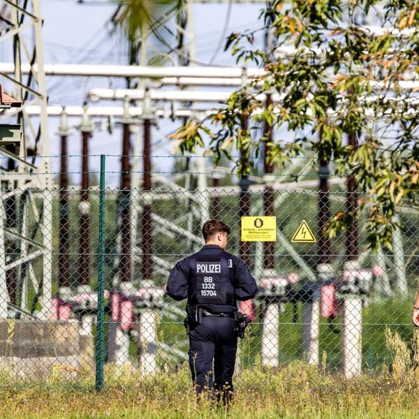 Einsatzkräfte einer Polizeihundertschaft durchsuch