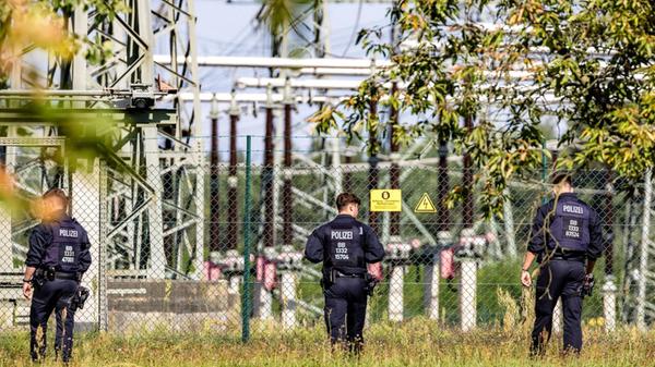 Einsatzkräfte einer Polizeihundertschaft durchsuch