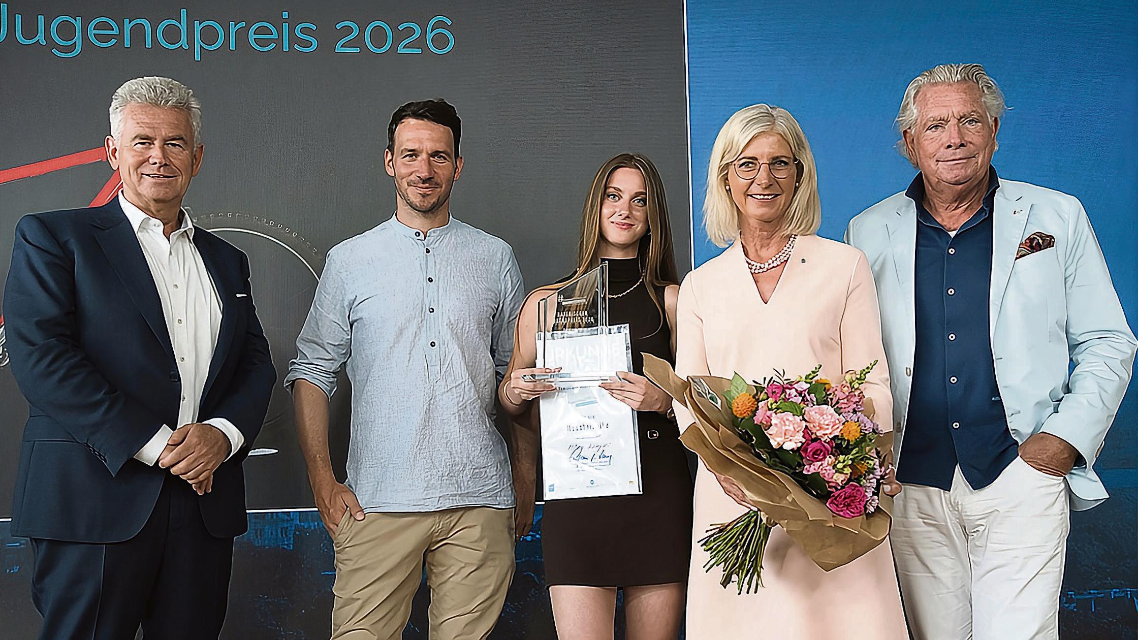 Gruppenfoto-mit-Gesamtsiegerin-Mira-Konyali upscal
