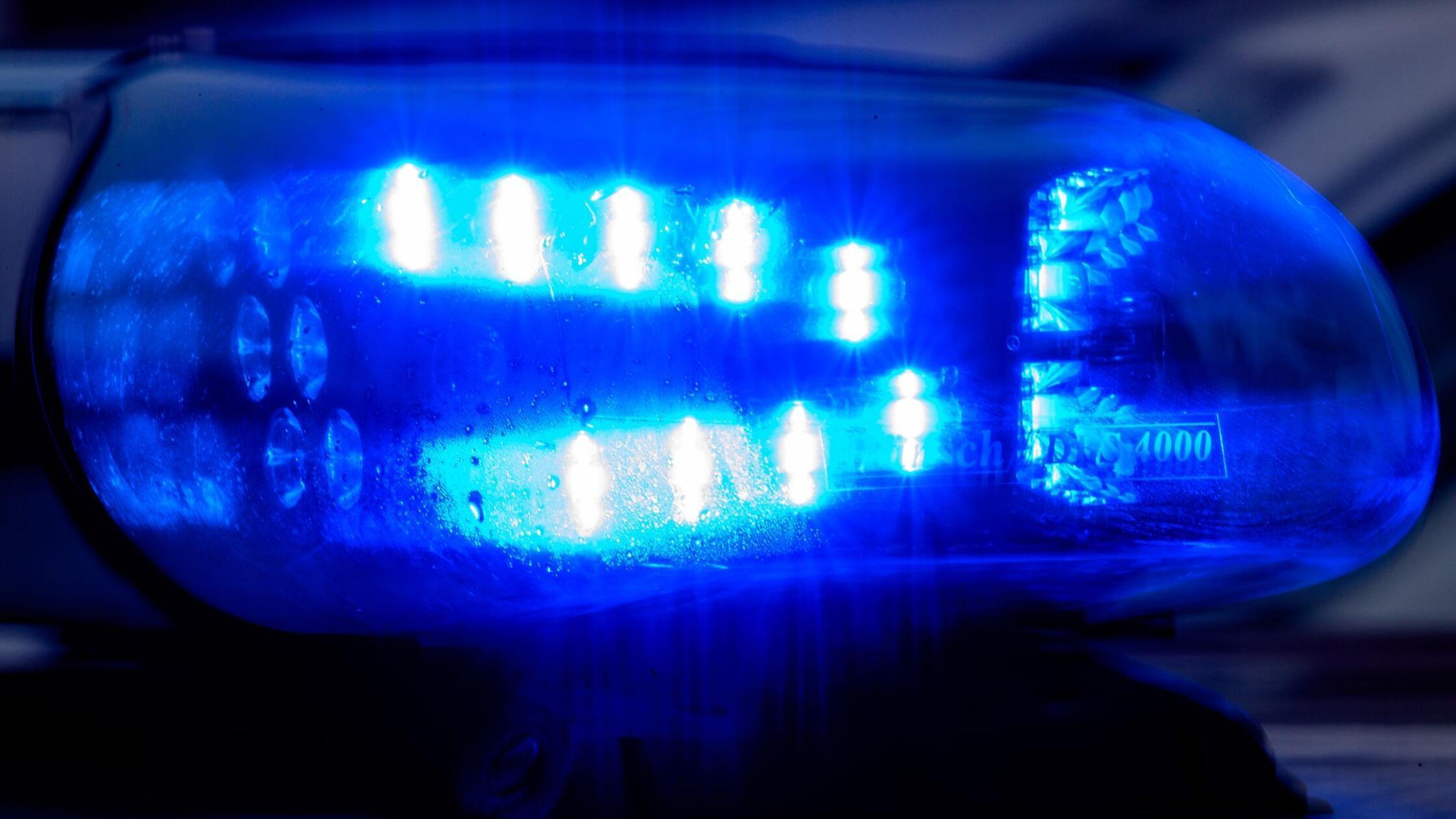 Schwerer Motorradunfall: Mann kommt mit Maschine von Straße ab und verletzt sich lebensgefährlich