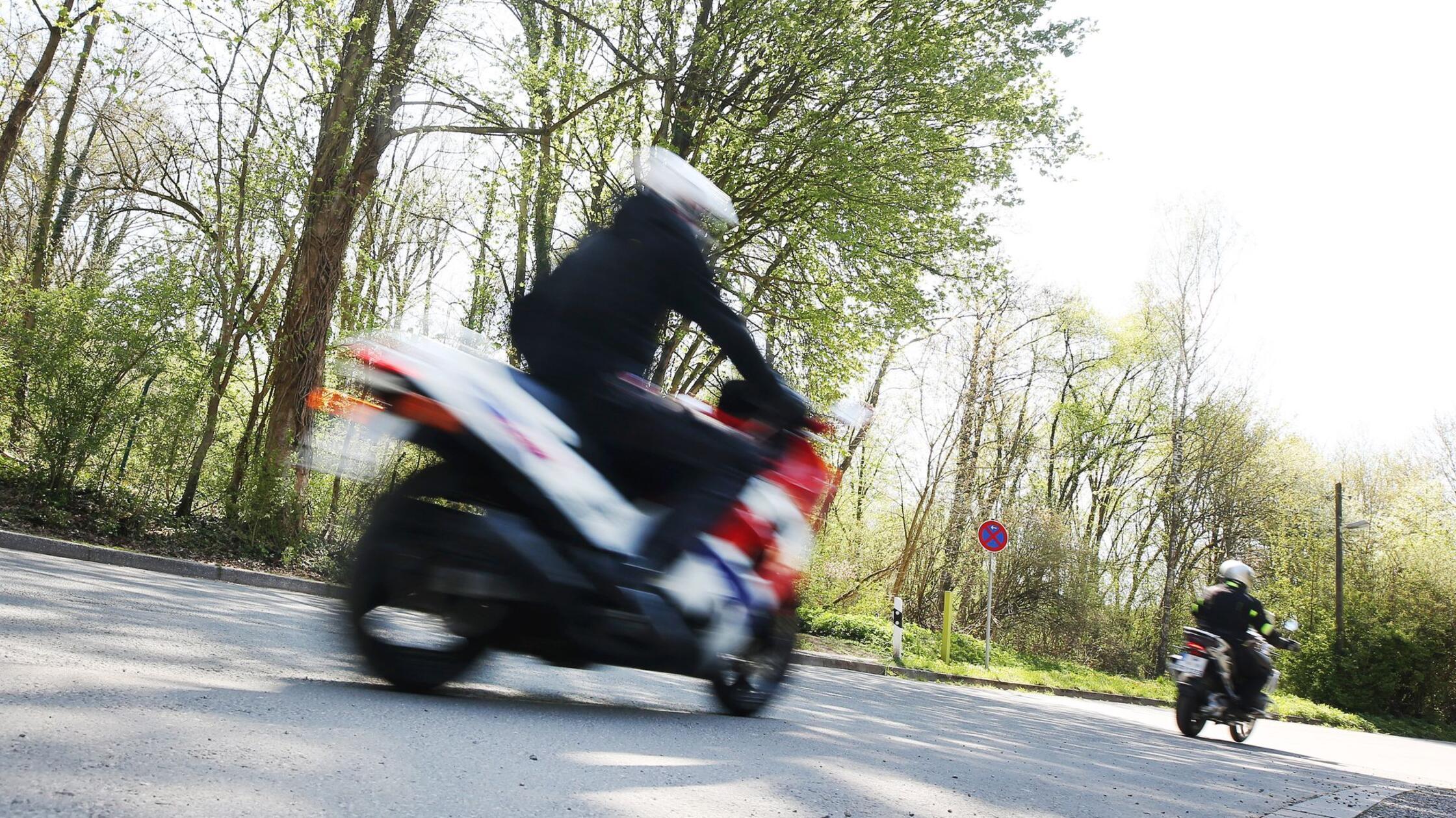 Shock for motorcyclist: Truck loses paving stone on B 466 near Hainsfarth