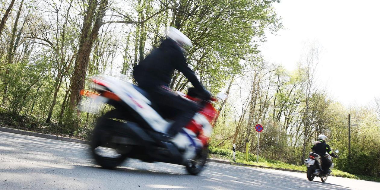 Shock for motorcyclist: Truck loses paving stone on B 466 near Hainsfarth