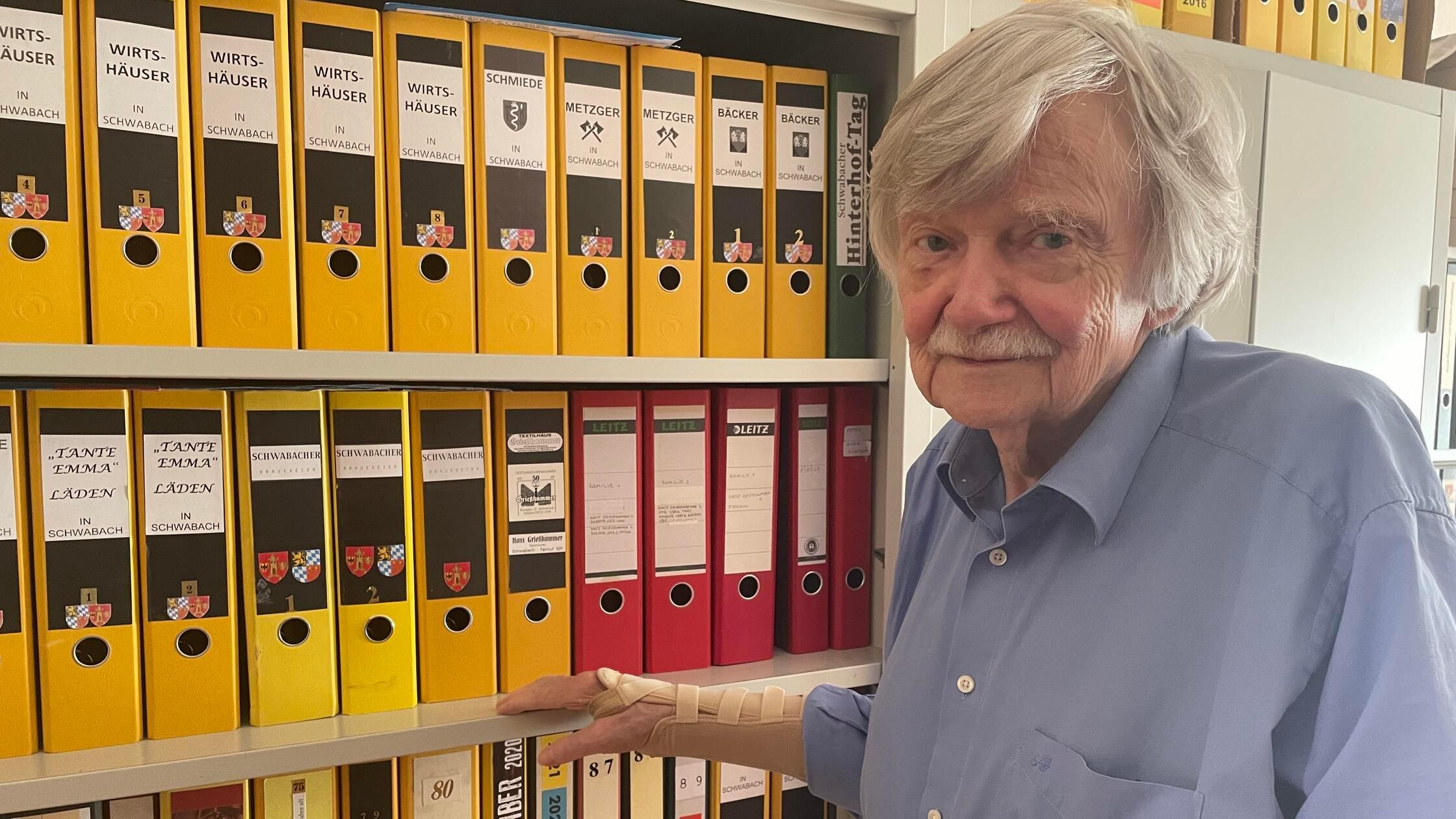 Seine Ordner-Sammlung, die auf zwei Zimmern vertei