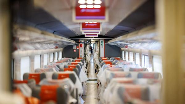 Der italienische Schnellzug Frecciarossa fährt im