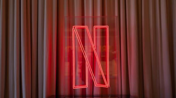 Das Logo von Netflix leuchtet bei der Vorstellung