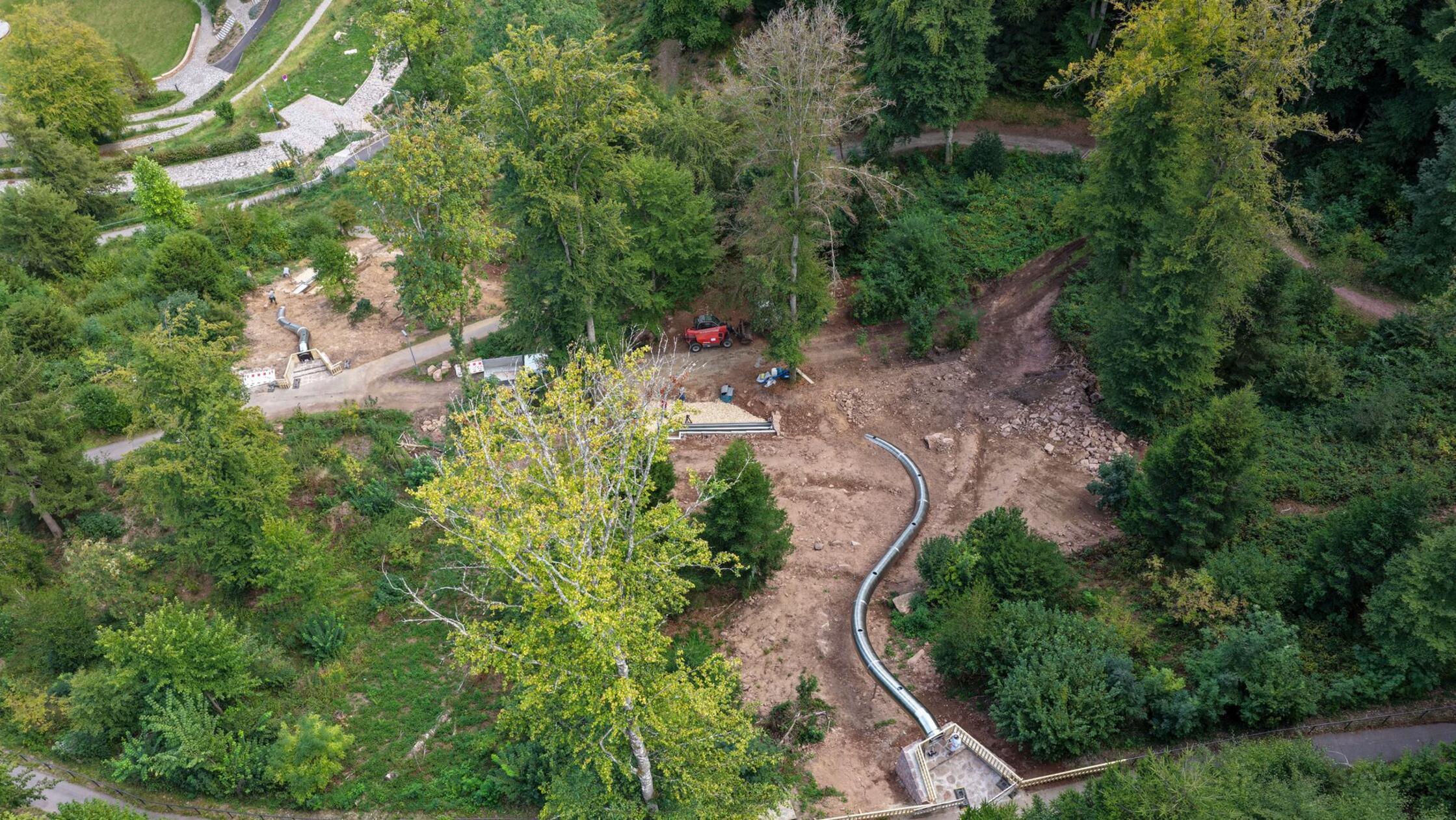 Blick auf den Stadtgarten mit den beiden Edelstahl
