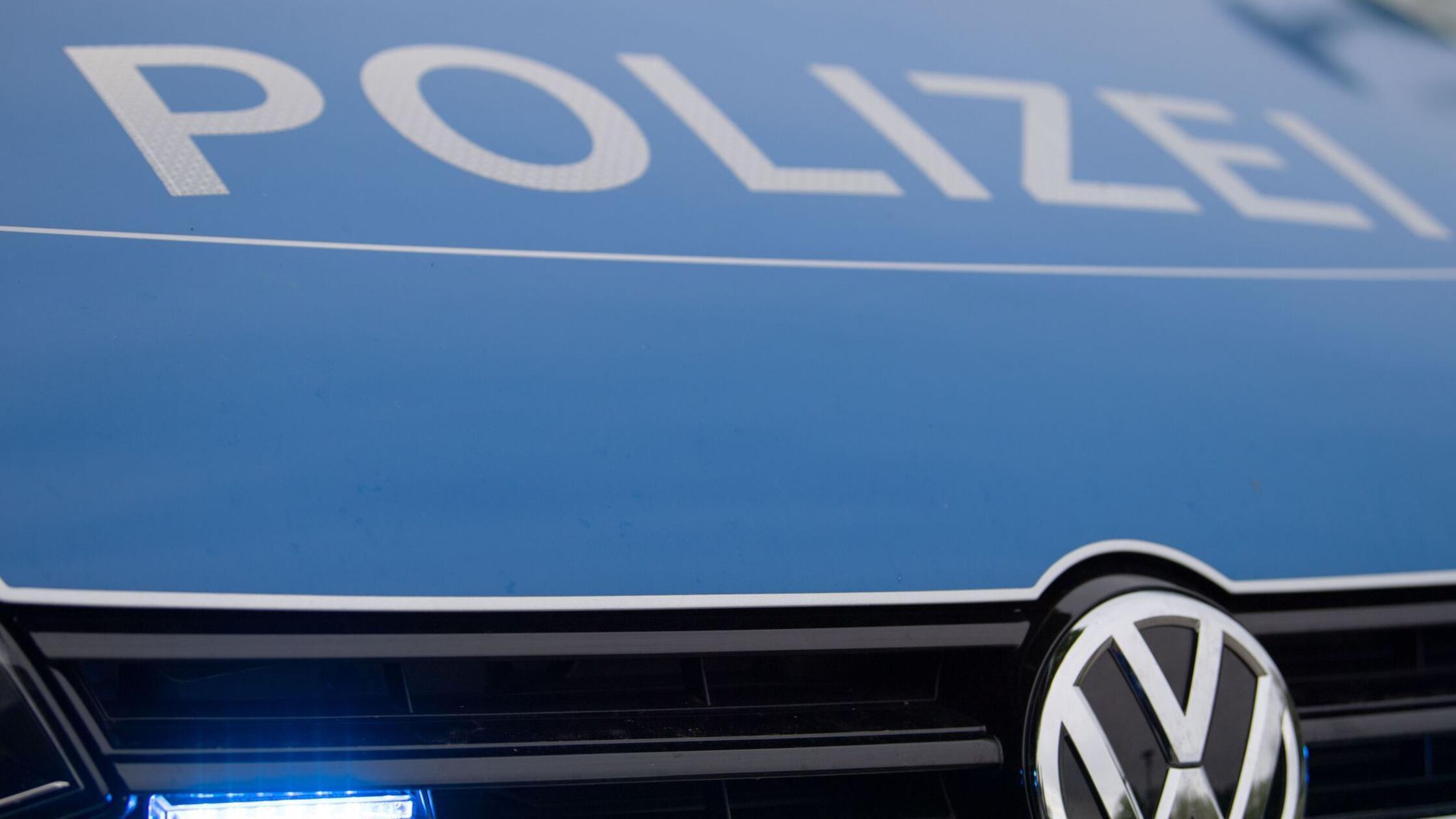 Ein Blaulicht leuchtet an einer Polizeistreife. (z