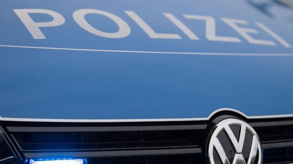 Ein Blaulicht leuchtet an einer Polizeistreife. (z