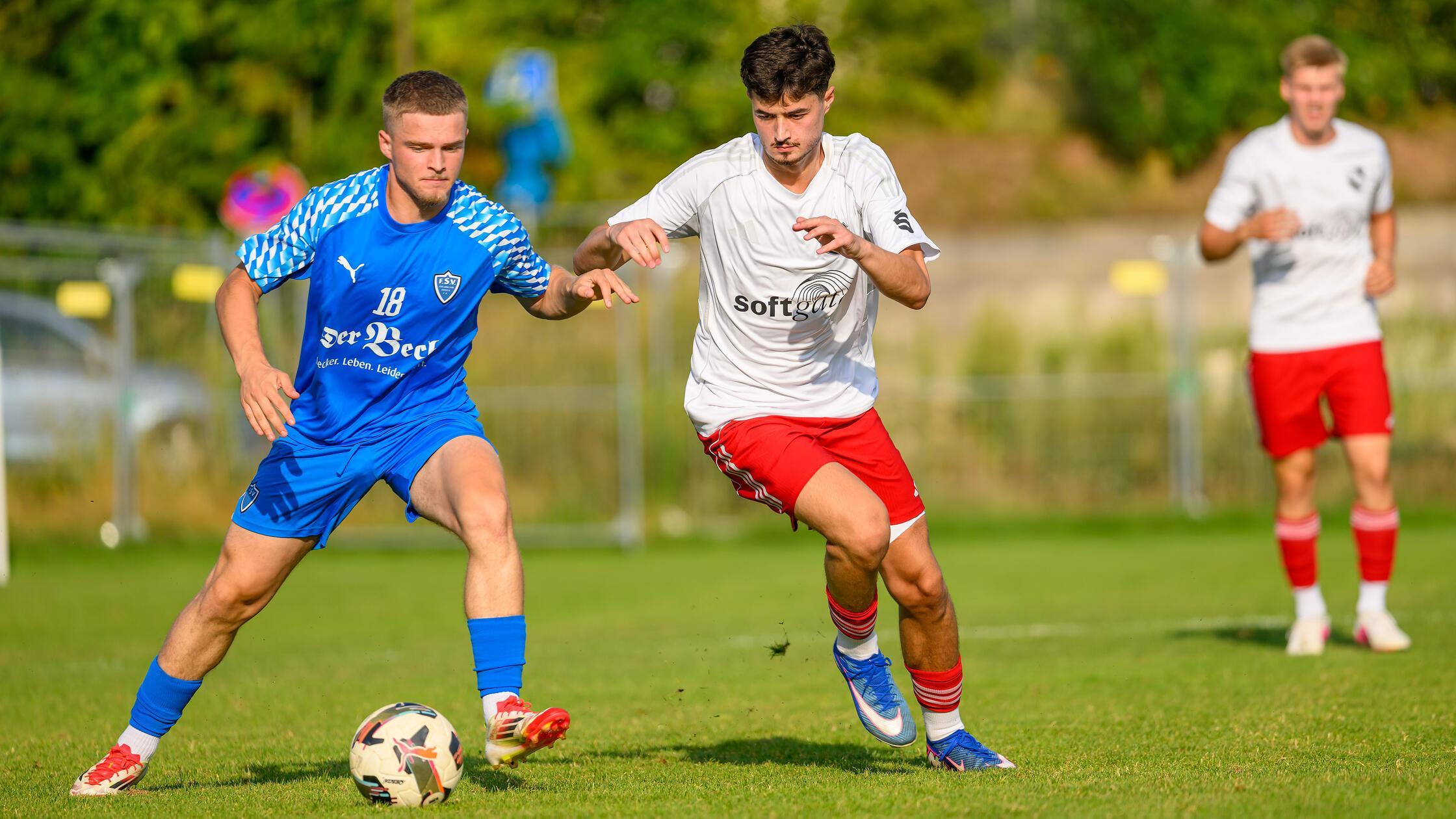 Redon Gashi (blau) spielte zuletzt für den FSV Erl