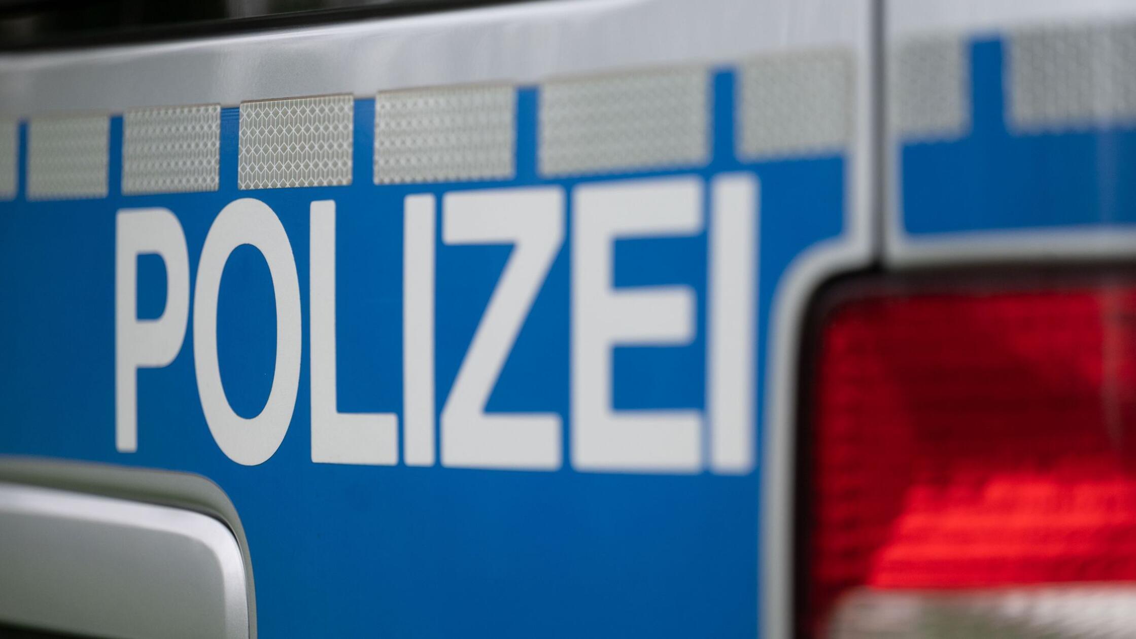 Das Wort Polizei ist auf einem Fahrzeug der Polize