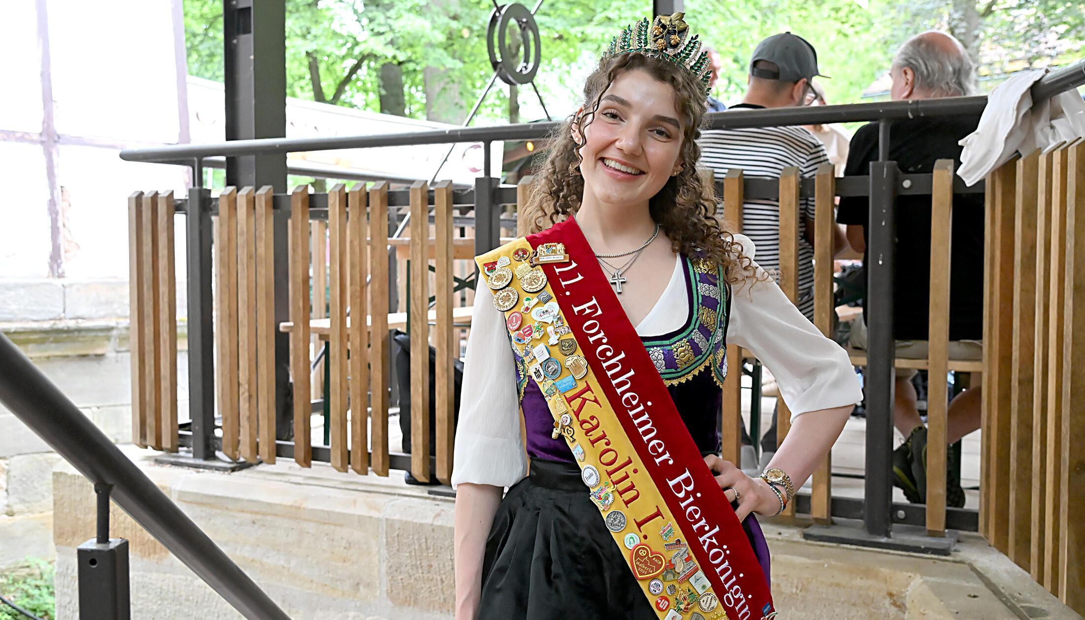 Forchheims aktuelle Bierkönigin Karolin I.: Dass Neder schließt ist traurig und ein Schlag in die Magengrube. Die Brauereitradition stirbt peu à peu weiter aus in Forchheim. Für mich als Bierkönigin ist Bier noch viel mehr als „Party und Saufen“. Es ist Kultur, Tradition und Genuss.  Und wenn jetzt mit Neder die älteste Brauerei schließt, dann stirbt wieder ein Stück Stadtgeschichte. Natürlich war das abzusehen, nach dem Verkauf des Neder-Kellers. Vielleicht wird jemand nachrücken. Ich denke dann immer an meine Vorgängerin, Bierkönigin und Brauerin Louisa - sie könnte das Neder-Ruder übernehmen. Das ist aber mein persönlicher Wunsch... (lacht).  In jedem Fall bräuchte es komplett neuen Wind. Ich würde es mir wünschen.
