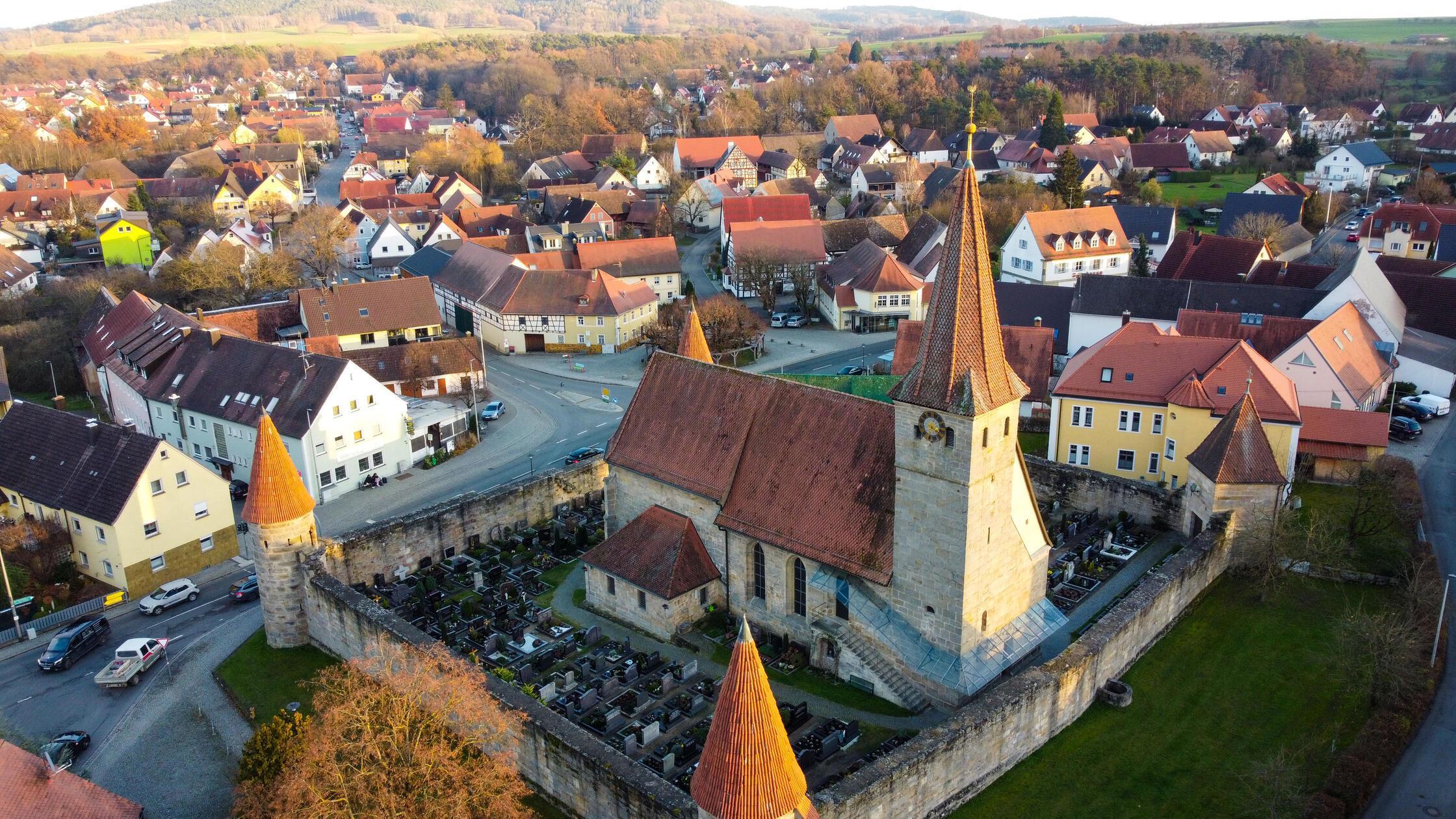 Effeltrich: Gemeinde im Landkreis Forchheim; 2456 Einwohner.
