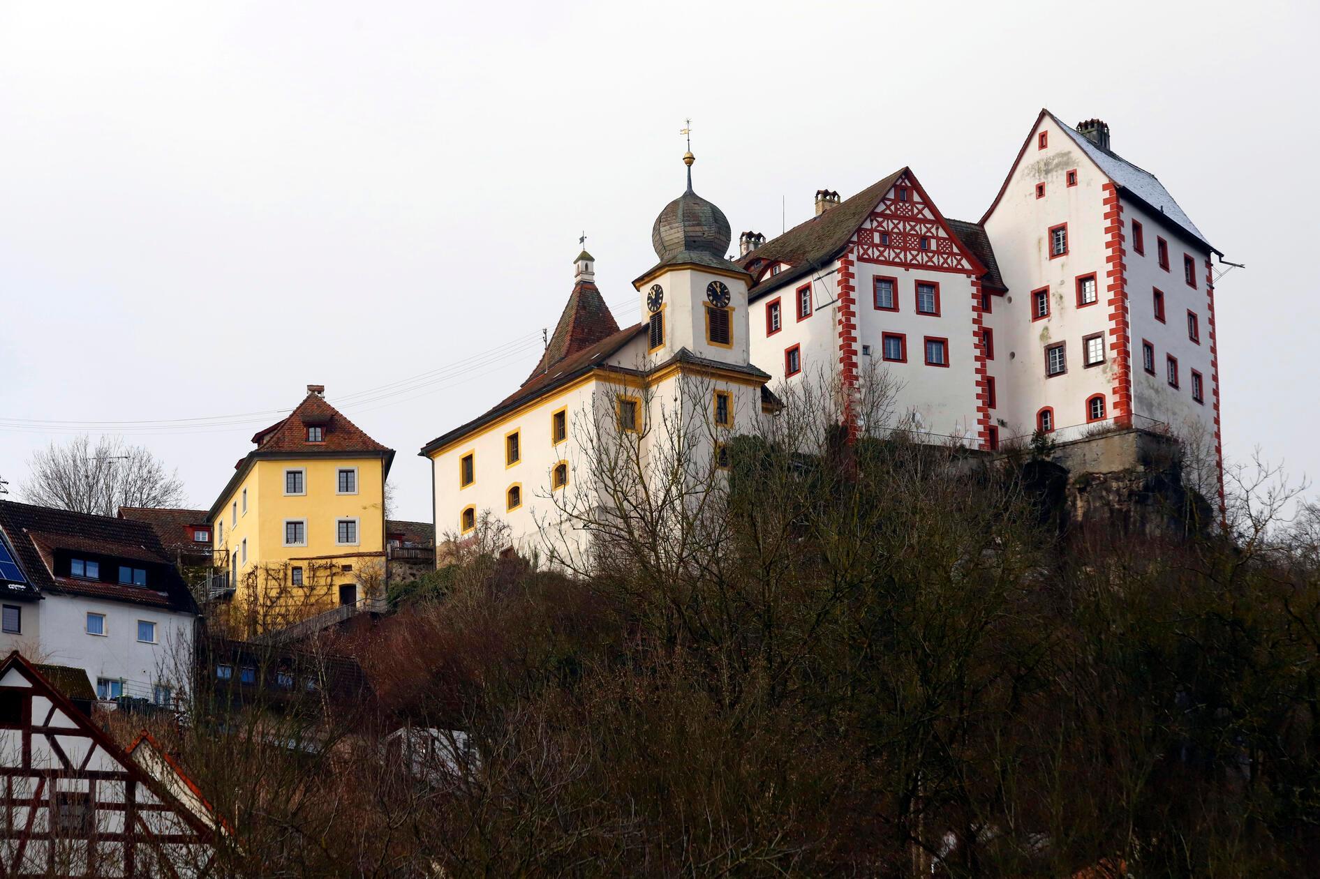 Egloffstein: Markt im Landkreis Forchheim; 2049 Einwohner.