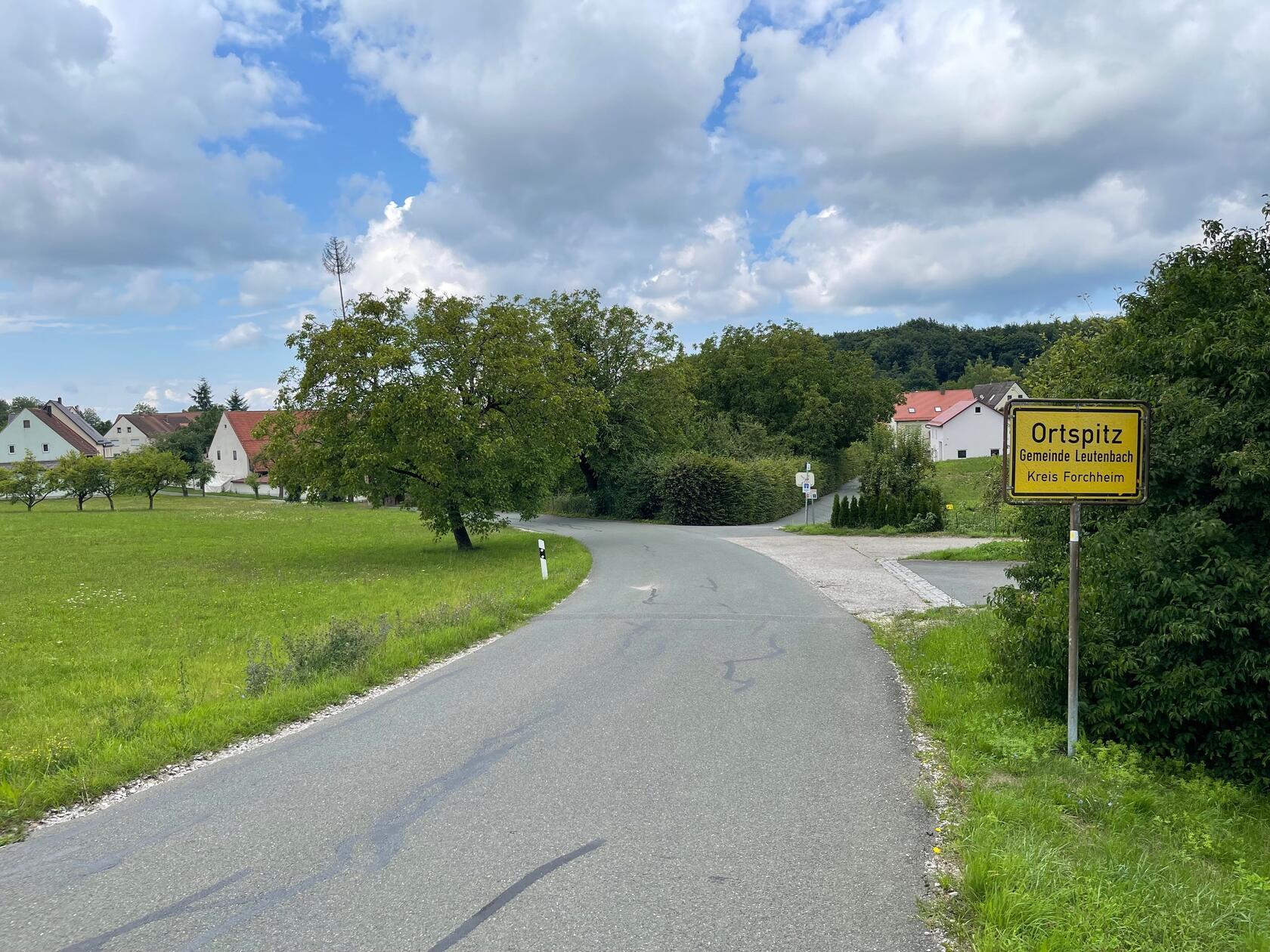 Ortspitz: Ortsteil der Gemeinde Leutenbach, Landkreis Forchheim; rund 100 Einwohner.