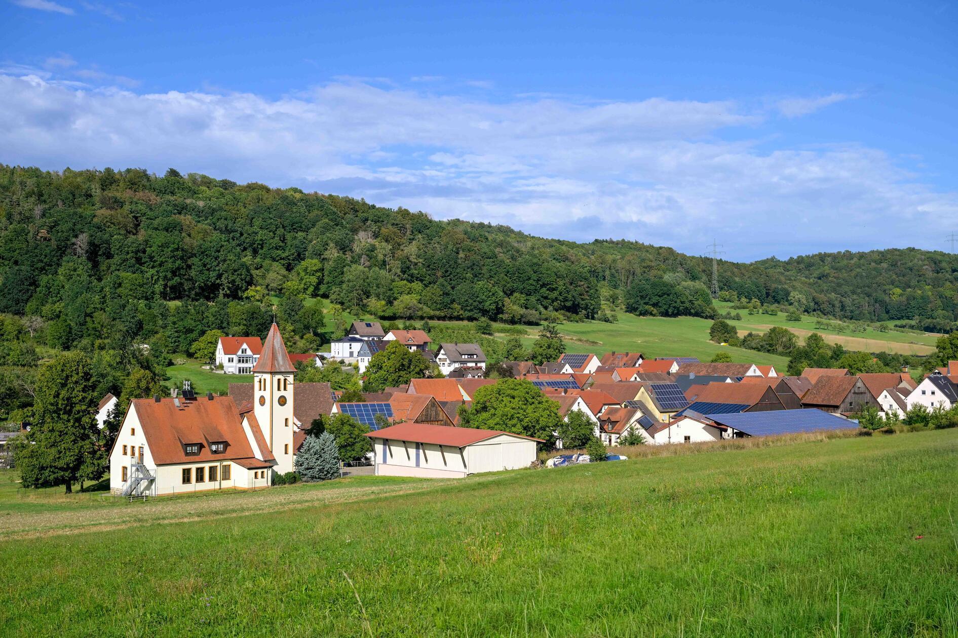 Oberehrenbach: Ortsteil der Gemeinde Leutenbach, Landkreis Forchheim; 283 Einwohner.