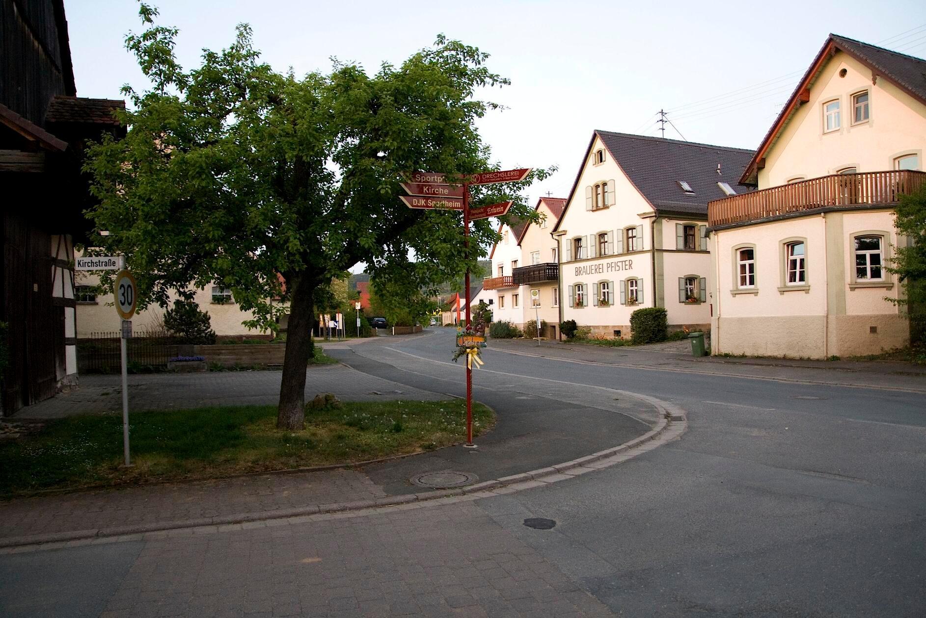 Weigelshofen: Ortsteil des Marktes Eggolsheim, Landkreis Forchheim; 374 Einwohner.