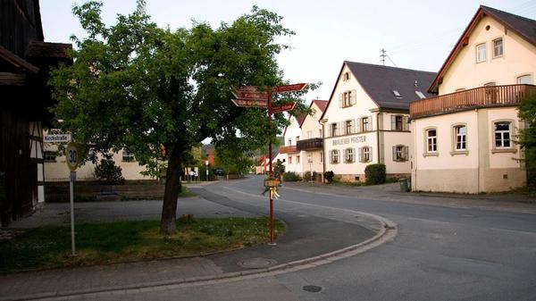 Weigelshofen: Ortsteil des Marktes Eggolsheim, Landkreis Forchheim; 374 Einwohner.