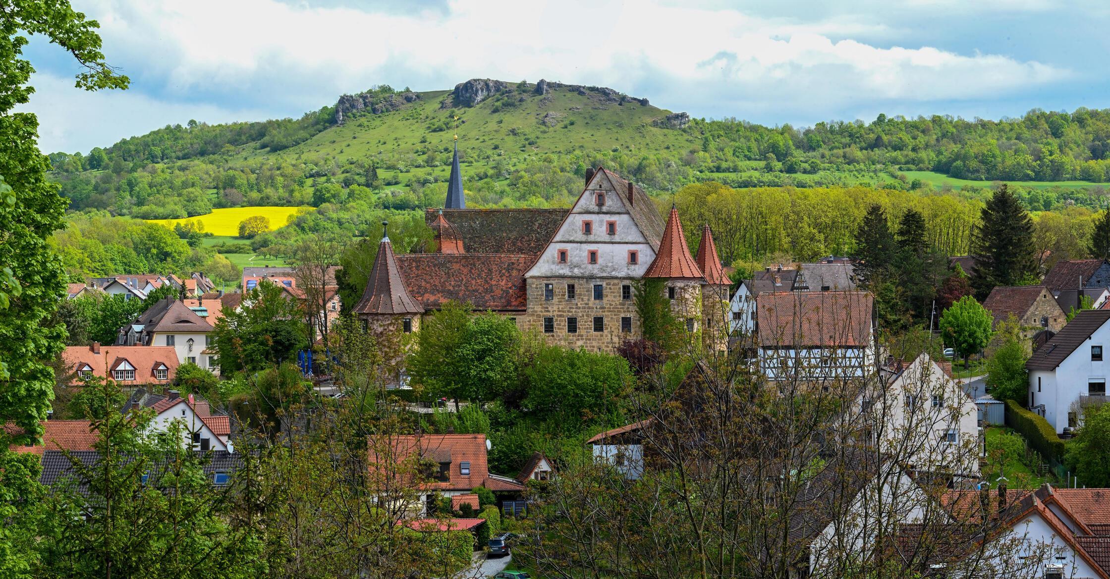Wiesenthau: Gemeinde im Landkreis Forchheim; 1578 Einwohner.