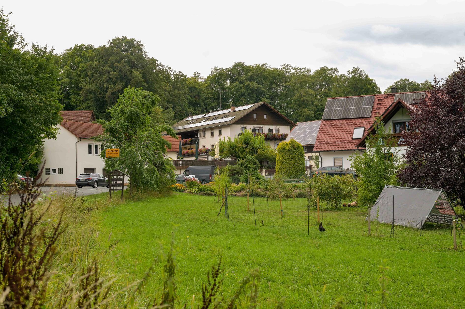 Leienfels: Ortsteil der Stadt Pottenstein, Landkreis Bayreuth; rund 35 Einwohner.