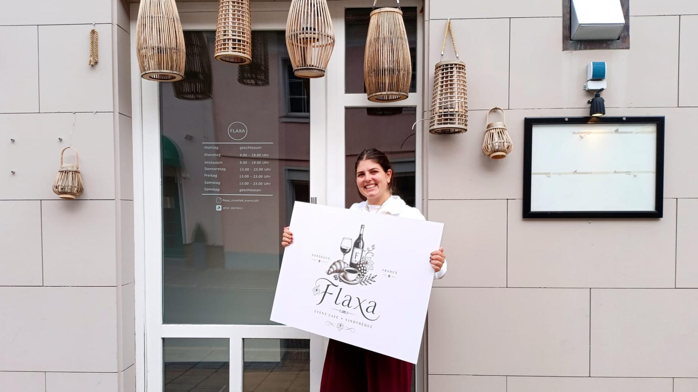 Melanie Ebersberger präsentiert die Vinothek "Flax