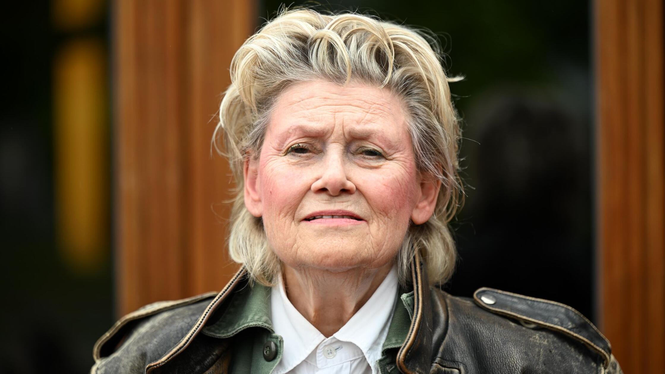 Die Sängerin Gitte Haenning posiert vor dem Tipi a