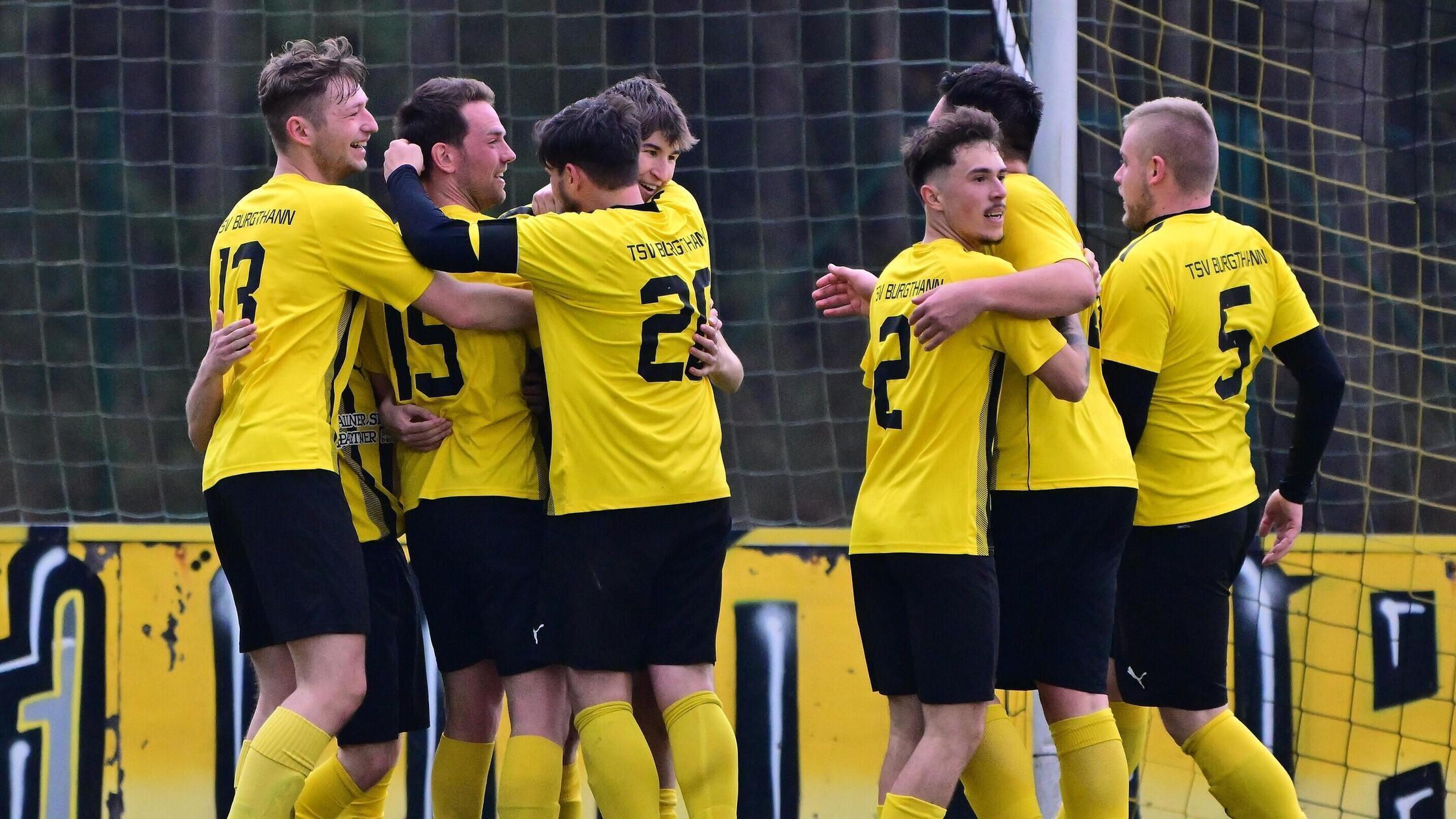 TSV Burgthann Jubel nach Tor Mannschaft - 1
