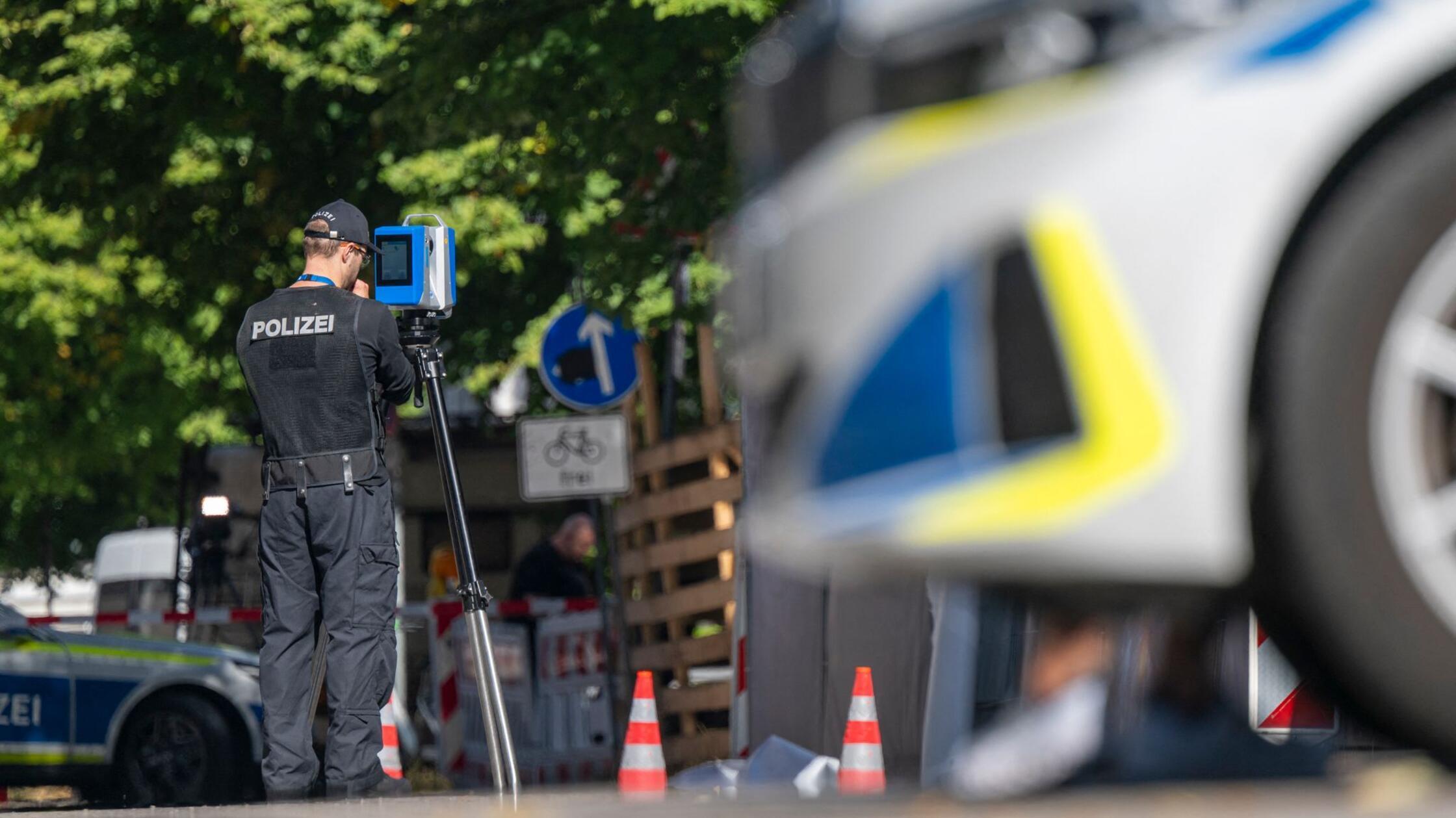 Polizisten untersuchen einen Tatort in der Nähe de
