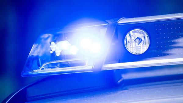 Ein Blaulicht leuchtet an einer Polizeistreife. (z