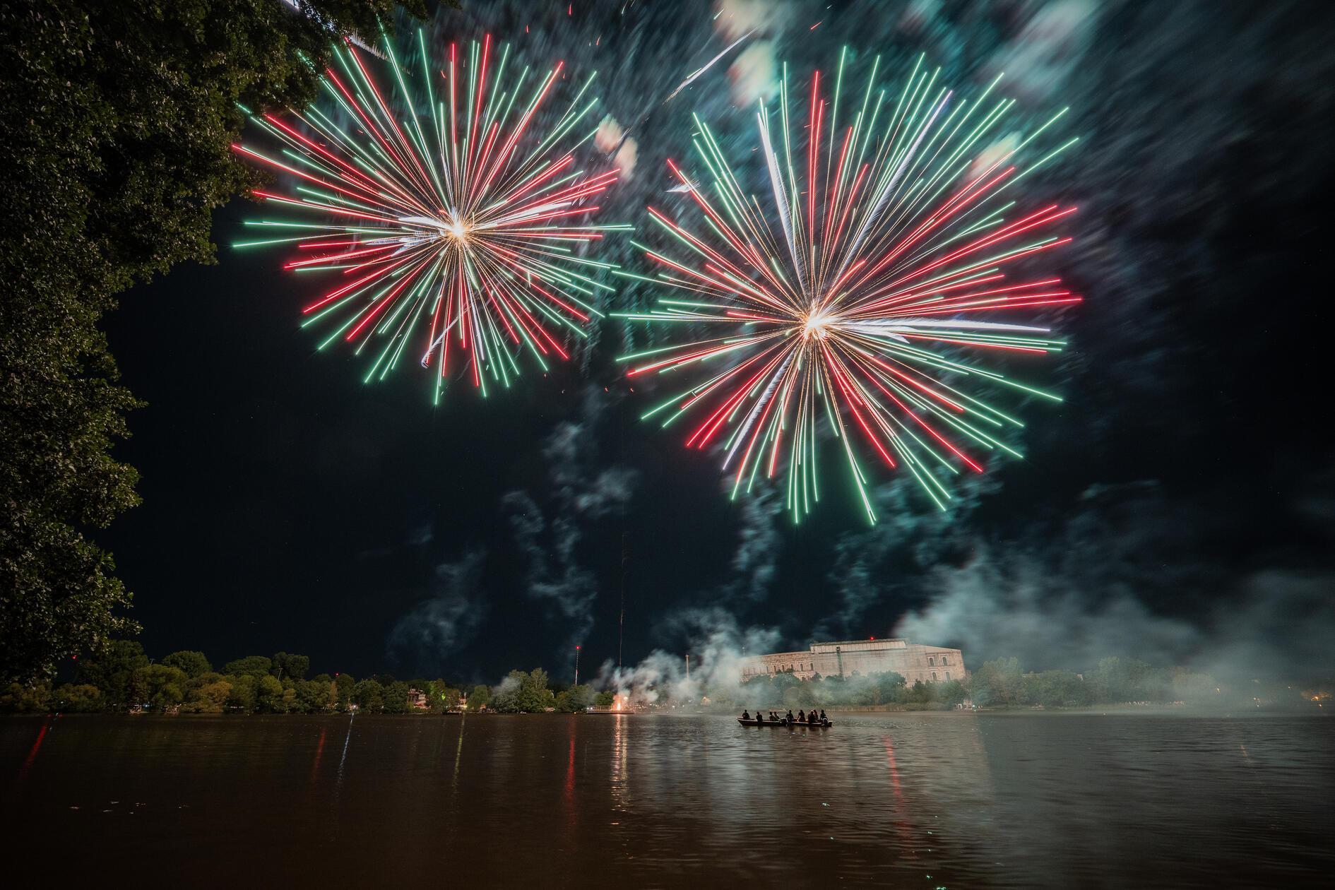Am Freitagabend wurde über dem Dutzendteich im Süden Nürnbergs ein Hochfeuerwerk abgefeuert. 