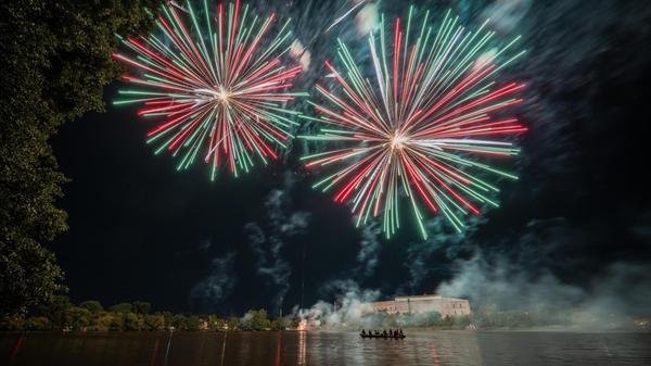 Am Freitagabend wurde über dem Dutzendteich im Süden Nürnbergs ein Hochfeuerwerk abgefeuert.