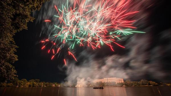 Für gut 15 Minuten funkelte der Nachthimmel über der Wasserfläche am Volksfestplatz in allerlei Farben.