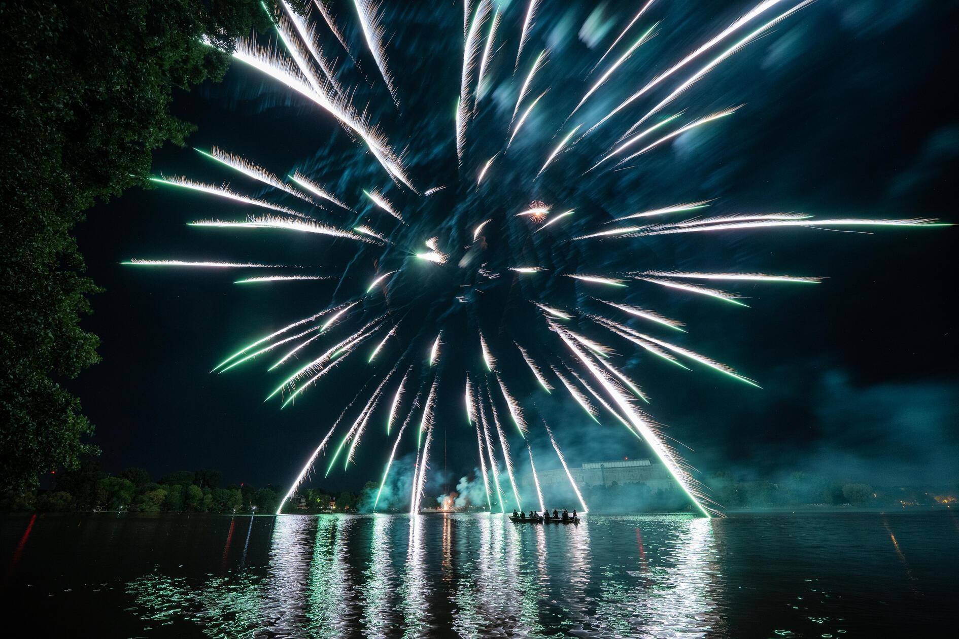Nach einer guten Woche Festbetrieb auf dem Volksfestplatz wurde traditionell das Feuerwerk entzündet. Der Titel: "Nacht der 1.000 Lichter mit Musikfeuerwerk".