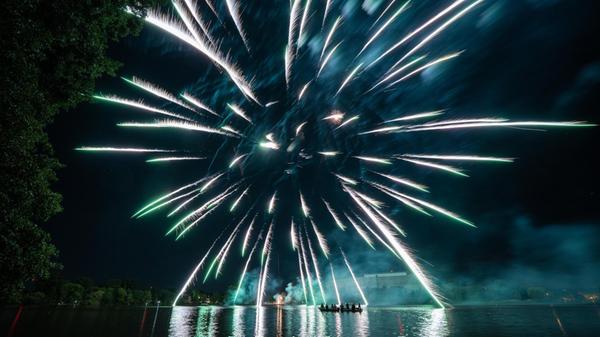 Nach einer guten Woche Festbetrieb auf dem Volksfestplatz wurde traditionell das Feuerwerk entzündet. Der Titel: "Nacht der 1.000 Lichter mit Musikfeuerwerk".