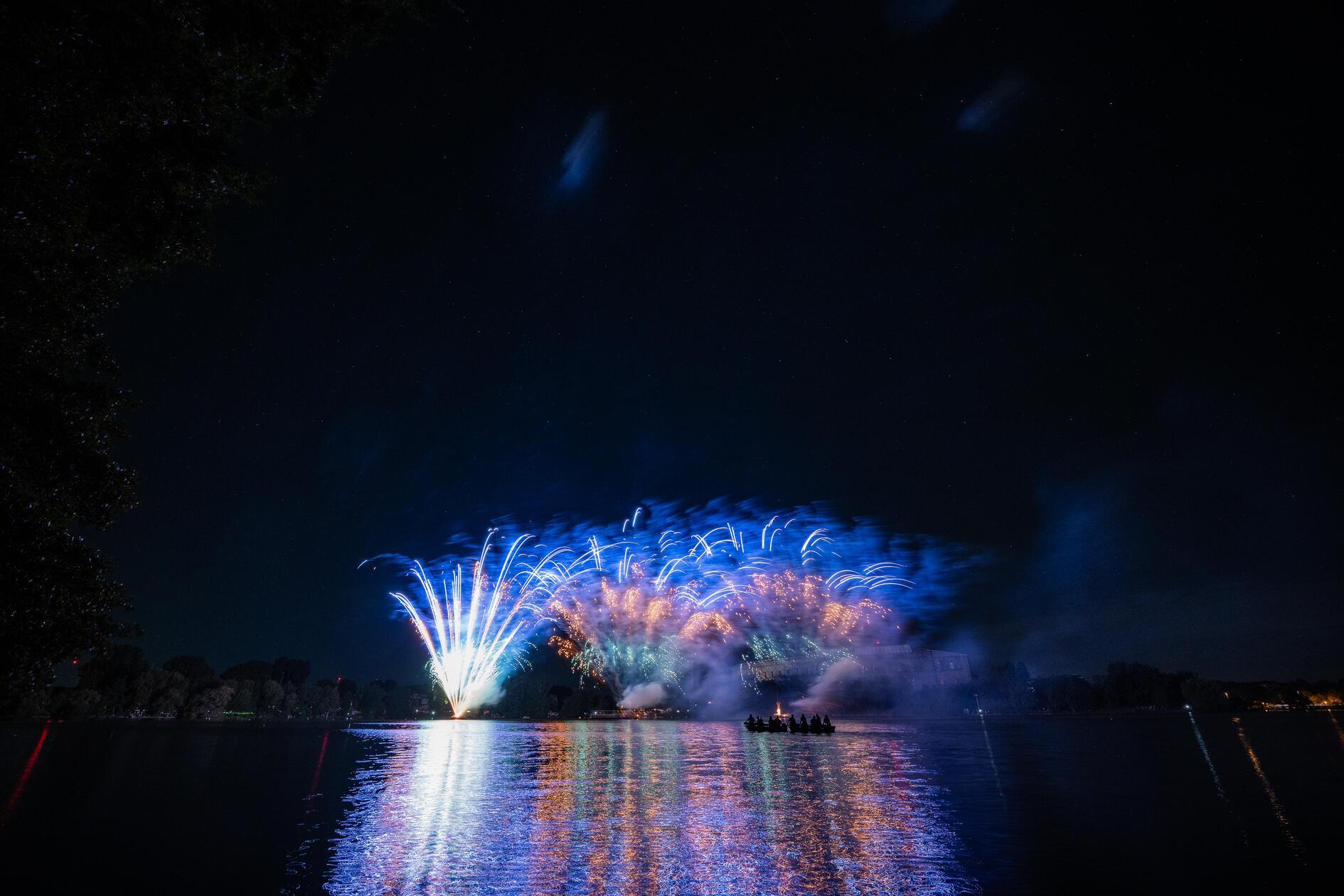 Ob mit oder ohne Jubiläum: Feuerwerke gehören zu jeder Ausgabe des Volksfest in Nürnberg dazu. In der Regel zwei Mal während des Festbetriebs entzünden Pyrotechniker die bunten Raketen. 