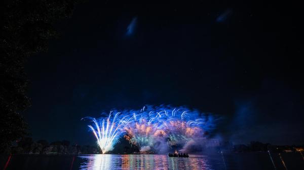 Ob mit oder ohne Jubiläum: Feuerwerke gehören zu jeder Ausgabe des Volksfest in Nürnberg dazu. In der Regel zwei Mal während des Festbetriebs entzünden Pyrotechniker die bunten Raketen.