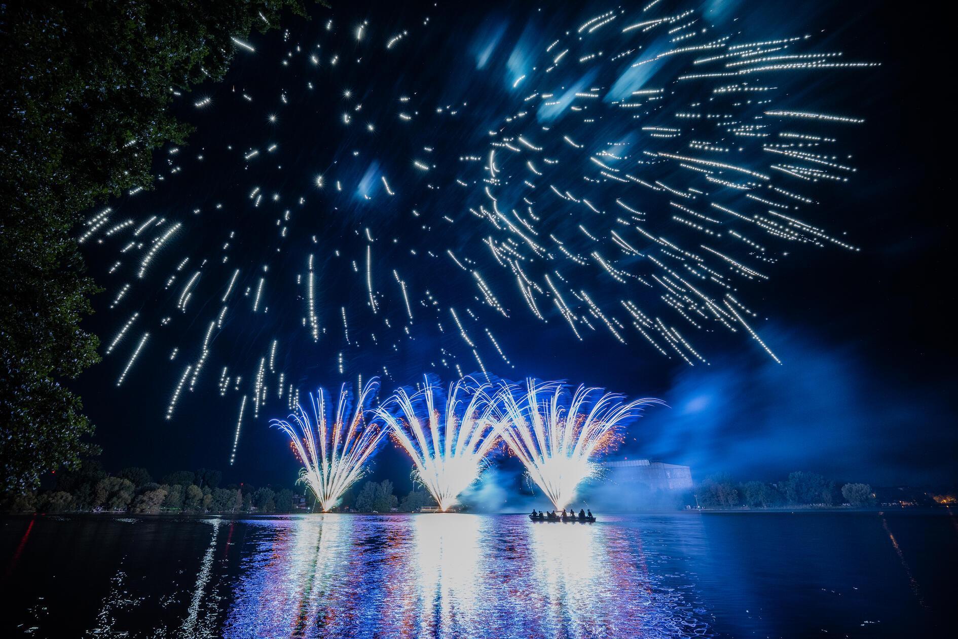 Die Kosten für ein derart fulminantes und ausgedehntes Feuerwerk gibt der Süddeutsche Verband Reisender Schausteller nicht öffentlich bekannt. 