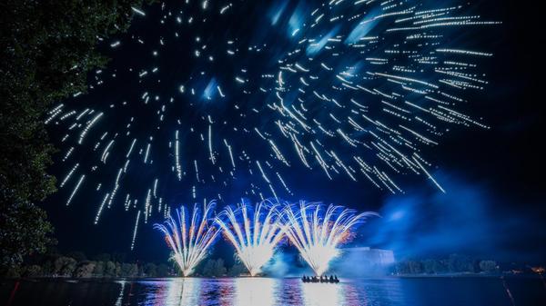 Die Kosten für ein derart fulminantes und ausgedehntes Feuerwerk gibt der Süddeutsche Verband Reisender Schausteller nicht öffentlich bekannt.
