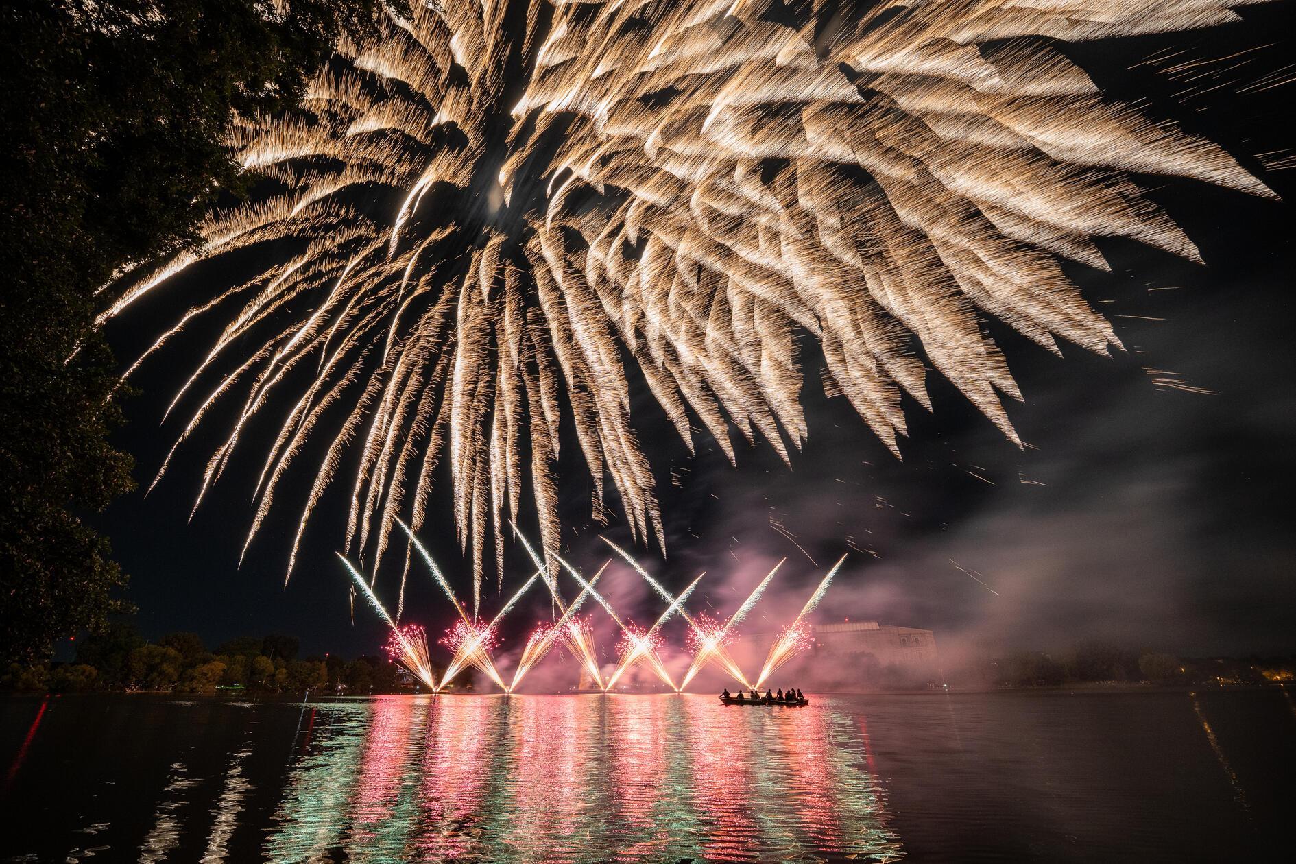 Die "Nacht der 1.000 Lichter" wird als synchronisiertes Musikfeuerwerk abgefeuert. Da die Programmierung hierfür extrem aufwendig ist, liegen die Preise für solche Multimediashows im Vergleich zu reinen Höhenfeuerwerken im oberen Segment.