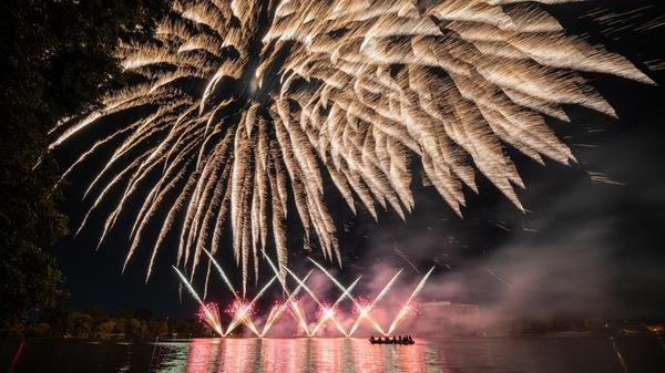 Die "Nacht der 1.000 Lichter" wird als synchronisiertes Musikfeuerwerk abgefeuert. Da die Programmierung hierfür extrem aufwendig ist, liegen die Preise für solche Multimediashows im Vergleich zu reinen Höhenfeuerwerken im oberen Segment.