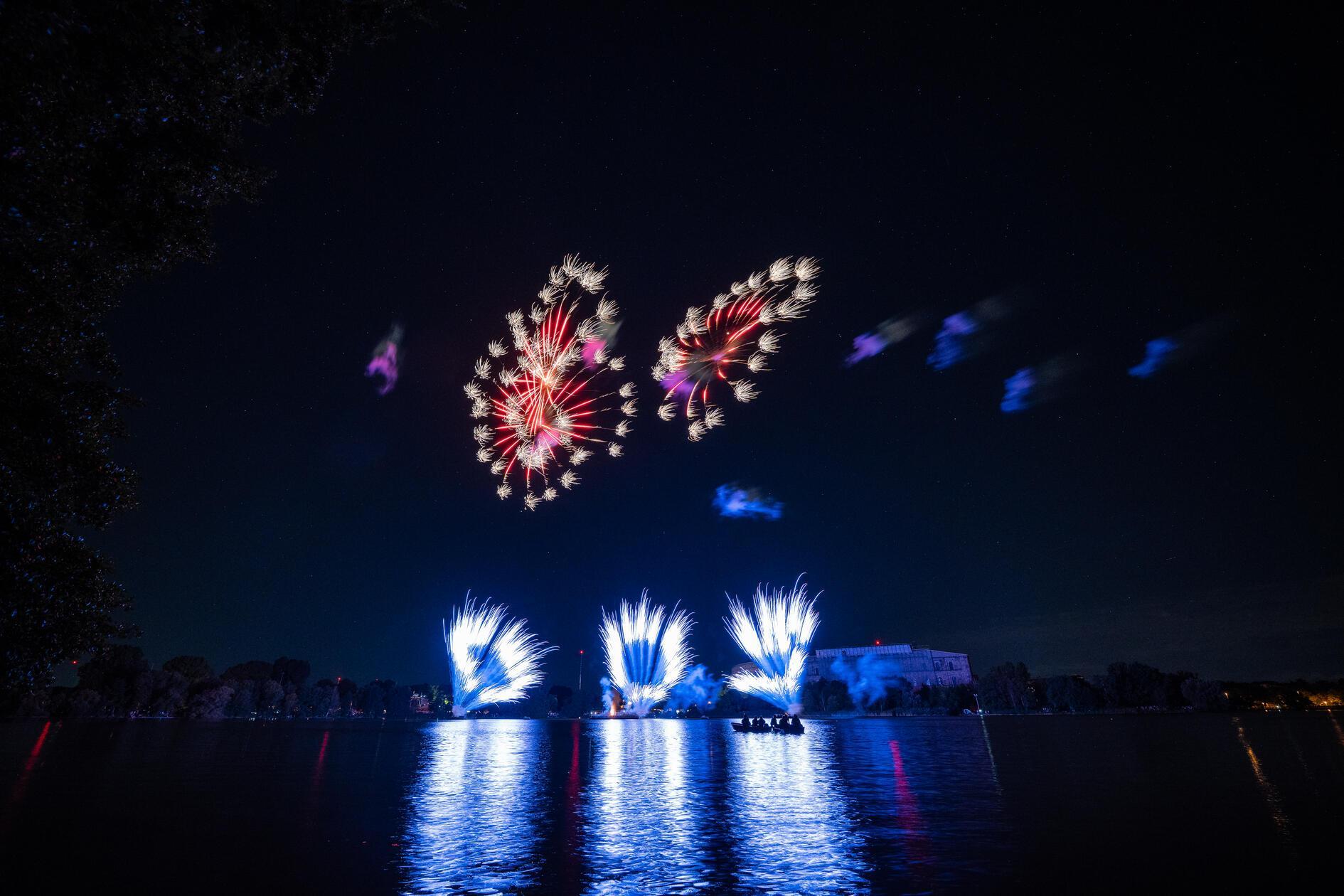 Bei großen Events ohne Musiksynchronisation rechnet man mit mindestens 800 bis über 1.000 Euro pro Minute. Bei einer typischen Dauer von rund 10 bis 15 Minuten kommt man so schnell auf einen fünfstelligen Betrag.