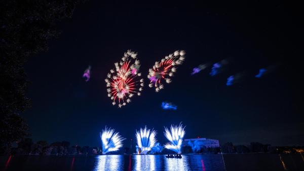 Bei großen Events ohne Musiksynchronisation rechnet man mit mindestens 800 bis über 1.000 Euro pro Minute. Bei einer typischen Dauer von rund 10 bis 15 Minuten kommt man so schnell auf einen fünfstelligen Betrag.