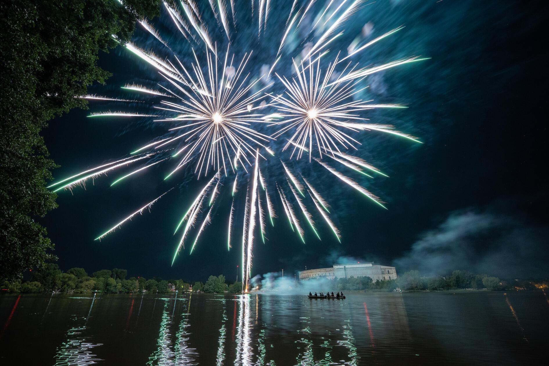 Das aufwendige Höhenfeuerwerk am Freitagabend war bis weit in den Süden der Stadt zu hören - und natürlich zu sehen. Umwelt- und Tierschützer kritisieren die Pyro-Show regelmäßig.