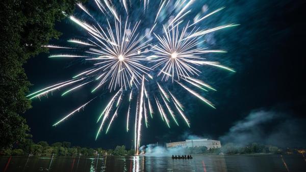 Das aufwendige Höhenfeuerwerk am Freitagabend war bis weit in den Süden der Stadt zu hören - und natürlich zu sehen. Umwelt- und Tierschützer kritisieren die Pyro-Show regelmäßig.