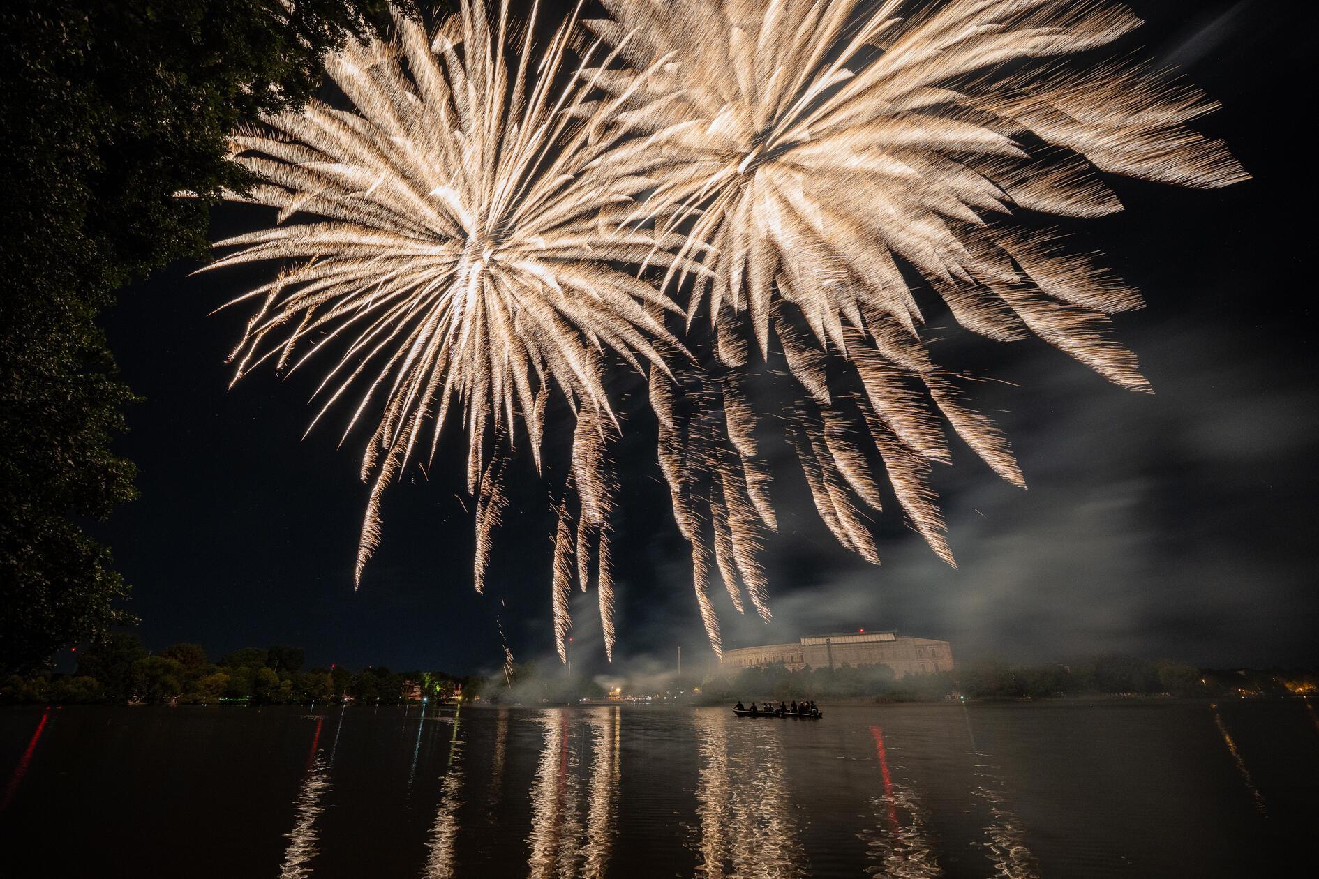 Bei einem vergleichbaren Feuerwerk werden im Schnitt rund 100 bis 130 Kilogramm Feinstaub (PM₁₀) verursacht. Zum Vergleich: In ganz Deutschland werden an Silvester rund 2.050 Tonnen (2.050.000 kg) PM₁₀ freigesetzt. Ein Großfeuerwerk macht davon etwa 0,005 Prozent aus.