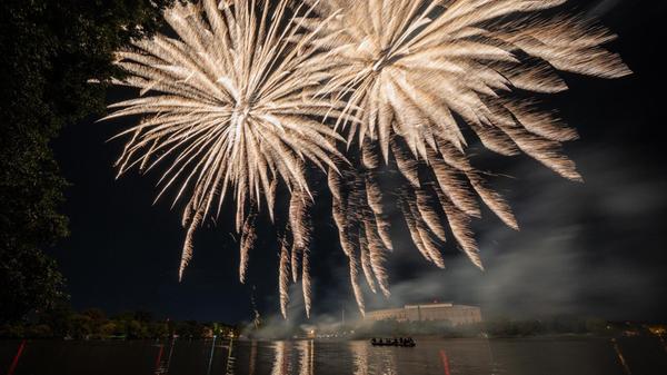 Bei einem vergleichbaren Feuerwerk werden im Schnitt rund 100 bis 130 Kilogramm Feinstaub (PM₁₀) verursacht. Zum Vergleich: In ganz Deutschland werden an Silvester rund 2.050 Tonnen (2.050.000 kg) PM₁₀ freigesetzt. Ein Großfeuerwerk macht davon etwa 0,005 Prozent aus.