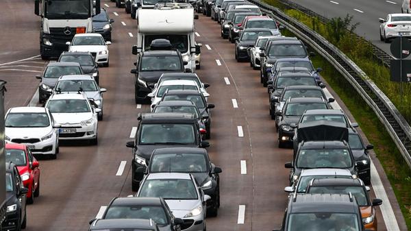 Stau auf der Autobahn. (Symbolbild) (zu dpa: «Drei