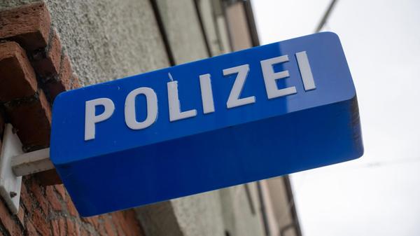 Ein Schild hängt am Eingang zu einer Polizeiinspek