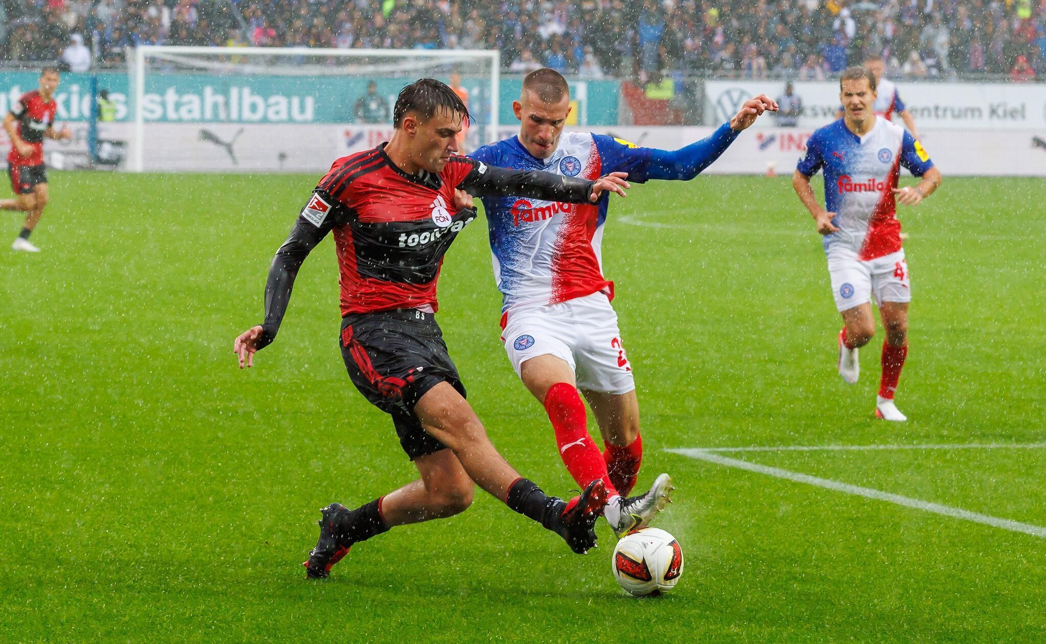Die Frühphase der Partie gehört den Gästen: Bei strömendem Regen beginnt Nürnberg forsch.