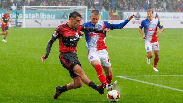 Die Frühphase der Partie gehört den Gästen: Bei strömendem Regen beginnt Nürnberg forsch.